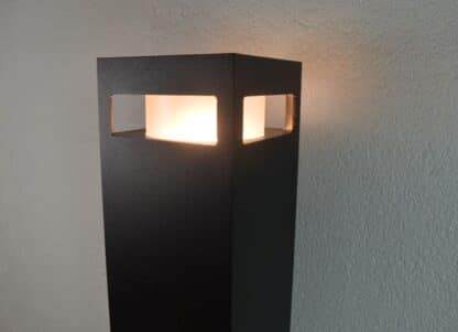 Lampa ogrodowa z bliska - kolor czarny