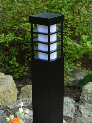 Lampa zewnętrzna ONYX w ogrodzie