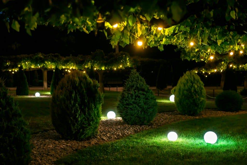 Czym charakteryzują się ogrodowe lampy LED?
