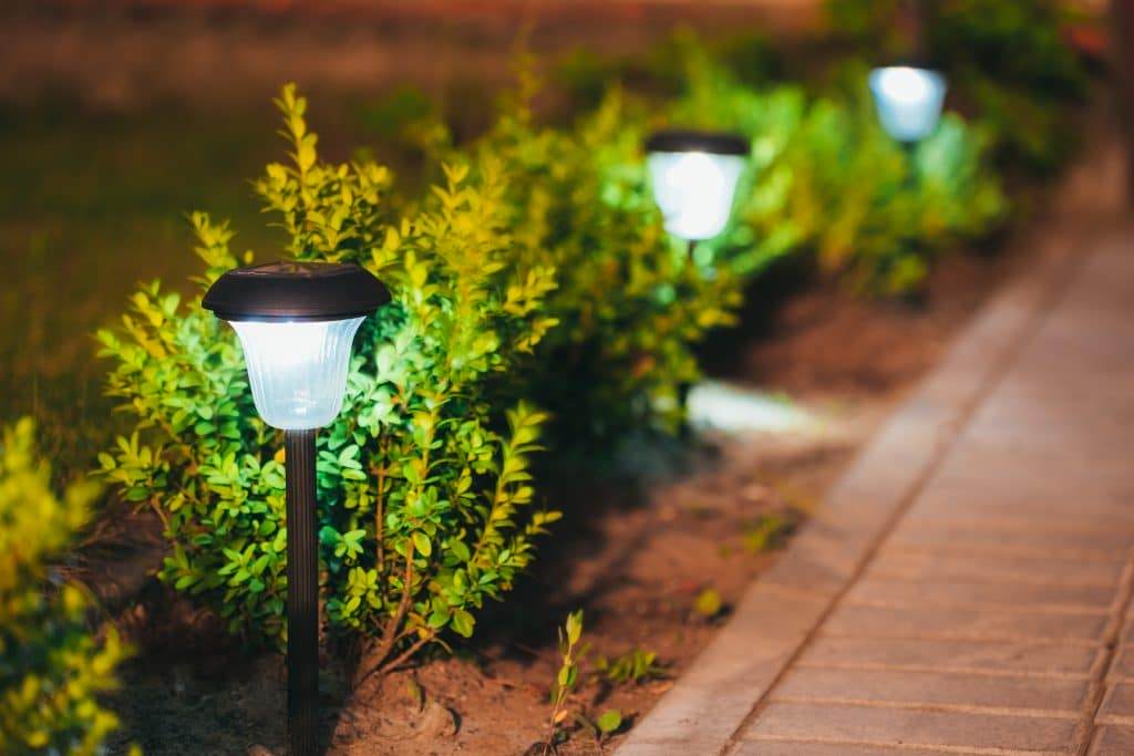 Jak dbać o oświetlenie w ogrodzie?