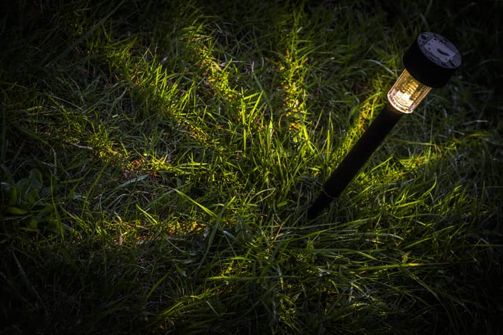 lampa ogrodowa nocą