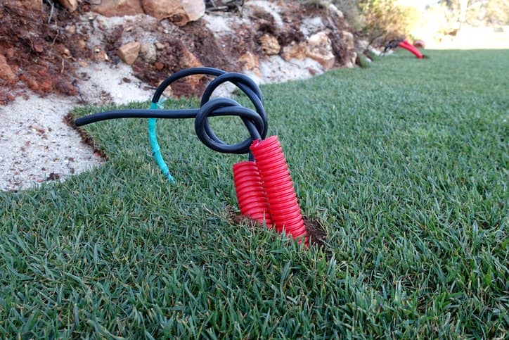 Jak wykonuje się wykopy pod oświetlenie ogrodowe?