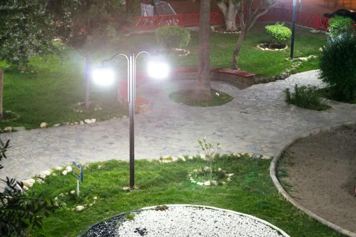 lampa w ogrodzie