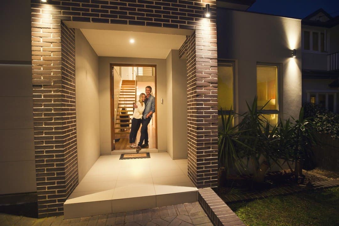 oświetlone wejście do domu